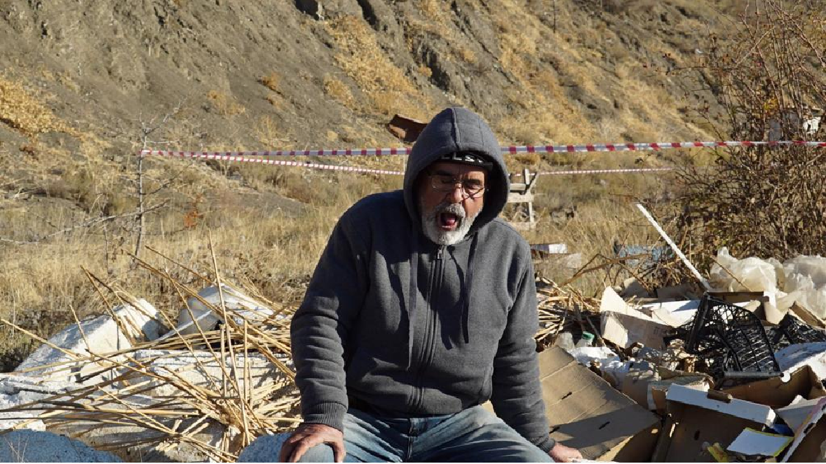 İşğal mahkemesi qırımtatar milliy areketi veteranını evnıñ yıqmasnıñ masraflarını ödemege makemeledi 